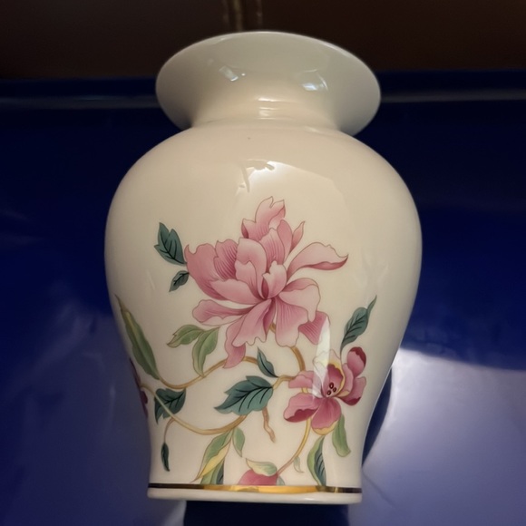 Lenox Rose Bud 5.5” Floral Vase with Gold Accents on Top & Bottom - Picture 3 of 6
